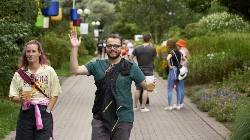 Das Foto zeigt Besuchende im Park, die fröhlich auf die Kamera zulaufen
