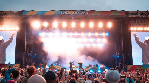 Das Foto zeigt die Bühne während des Festivals mit Publikum.