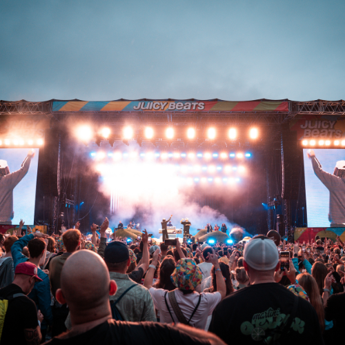Das_ist_Juicy_Beats_Appvorschau Das Foto zeigt die Bühne während des Festivals mit Publikum.