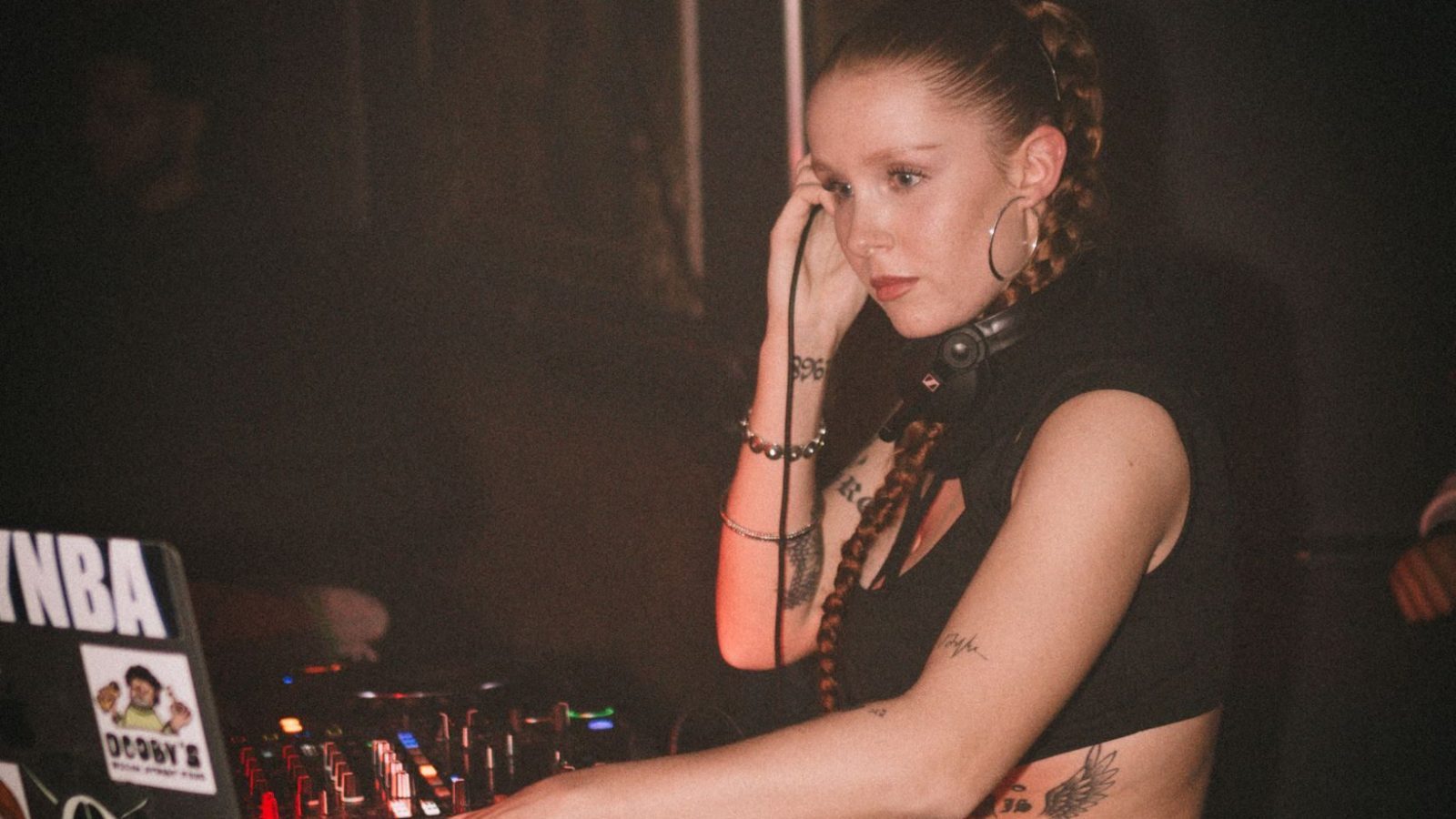 Das Bild zeigt die Künstlerin Lesola