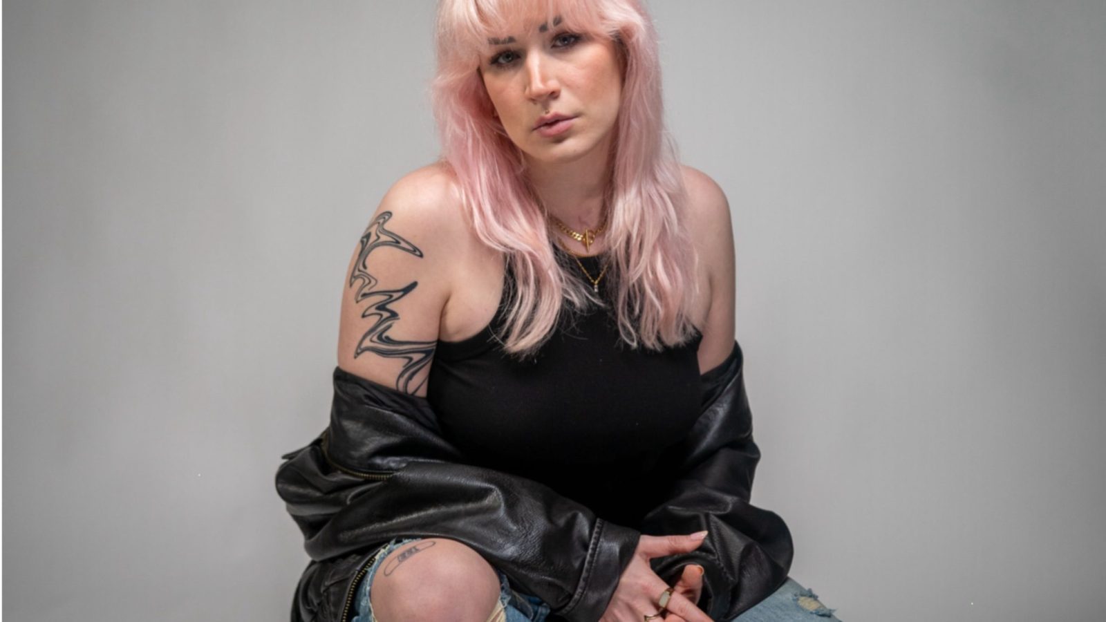 Das Bild zeigt die Künstlerin Lyne