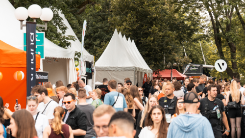 Man suieht ein Foto aus dem Westfalenpark von der Kreativ.Meile beim Juicy Beats