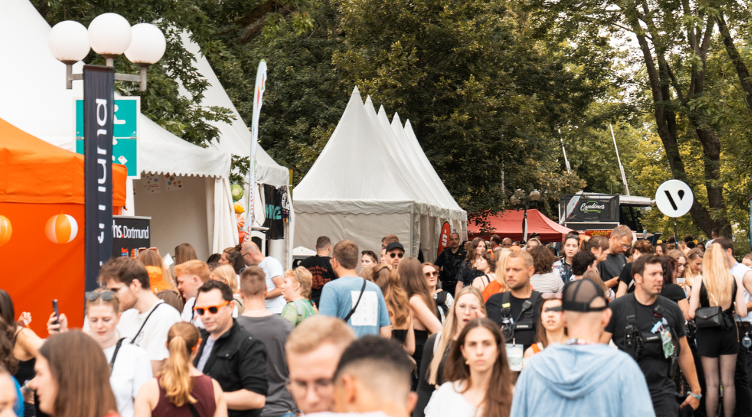 Flohmarkt Man suieht ein Foto aus dem Westfalenpark von der Kreativ.Meile beim Juicy Beats