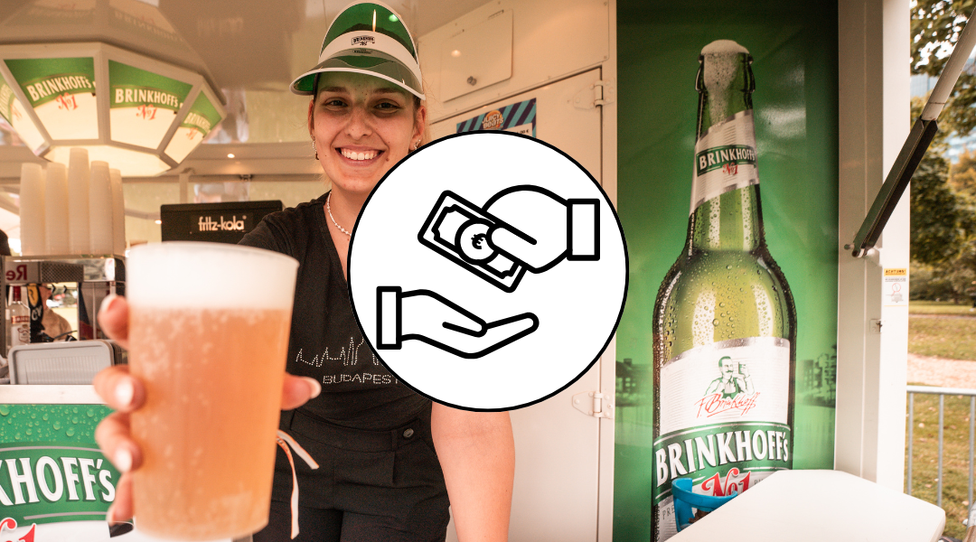 Kein Cashless News Eine Frau die einem ein Bier reicht. Im Vordergrund ein icon für Barzahlung.