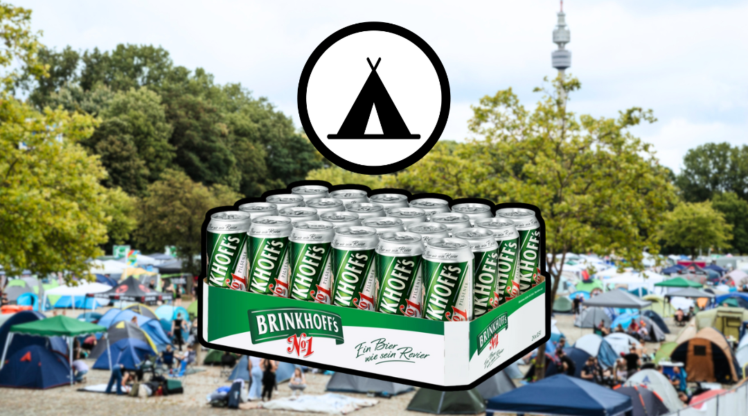 Paletten Campingplatz Im Hintergrund sieht man den Campingplatz, im Vordergrund eine Palette Brinkhoff's Bier.