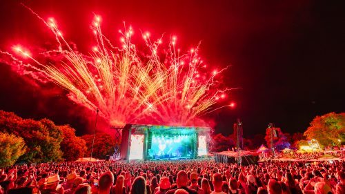 Juicy Beats Mainstage bei Nacht mit Feuerwerk im Hintergrund